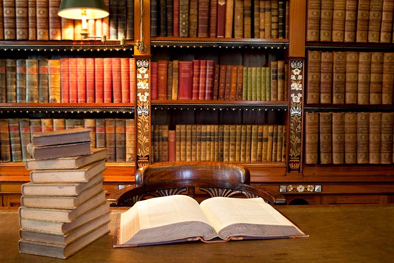 Bibliothek mit vielen Büchern und einem alten Schreibtisch - dies ist mein Traum bibliothek-mit-vielen-alten-buechern