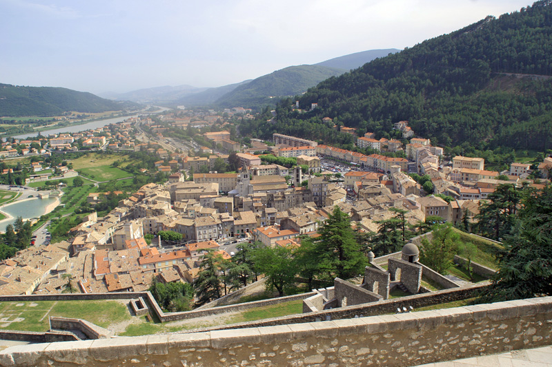 Sisteron im langgeschnittenen Tal